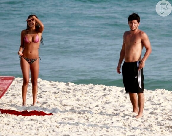Yanna Lavigne e Bruno Gissoni são flagrados juntos na praia da Barra da Tijuca, RJ