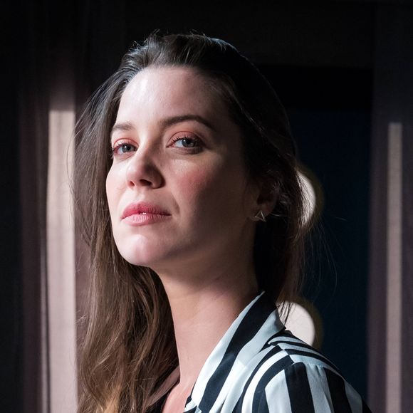 Nos próximos capítulos da novela 'A Dona do Pedaço', Fabiana (Nathalia Dill) joga Josiane (Agatha Moreira) da janela