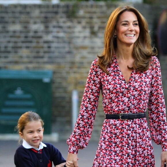 Kate Middleton elege look floral para 1º dia da filha na escola nesta quinta-feira, dia 05 de setembro de 2019