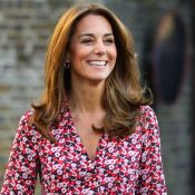 Vestido floral e scarpin navy: look de Kate Middleton em 1º dia de aula da filha