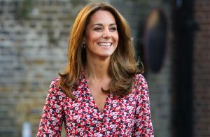 Vestido floral e scarpin navy: look de Kate Middleton em 1º dia de aula da filha