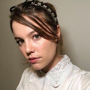 Alice Wegmann escolheu o arco com pedras para usar com o coque alto