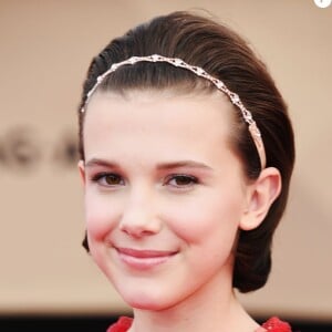 A atriz da série "Stranger Things" Millie Bobby Brown já apostou no arco metalizado no tapete vermelho