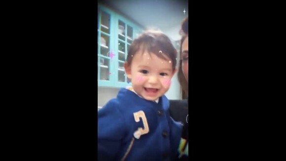 Isis Valverde filmou o filho, Rael, com seus primeiros dentinhos