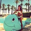 Thaila Ayala é fã dos biquínis de crochê. A atriz escolheu um conjuntinho para curtir uma piscina antes do festival Coachella