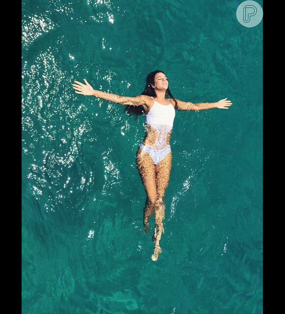 Bruna Marquezine mergulha com um maiô de crochê branco no mar de Fernando de Noronha