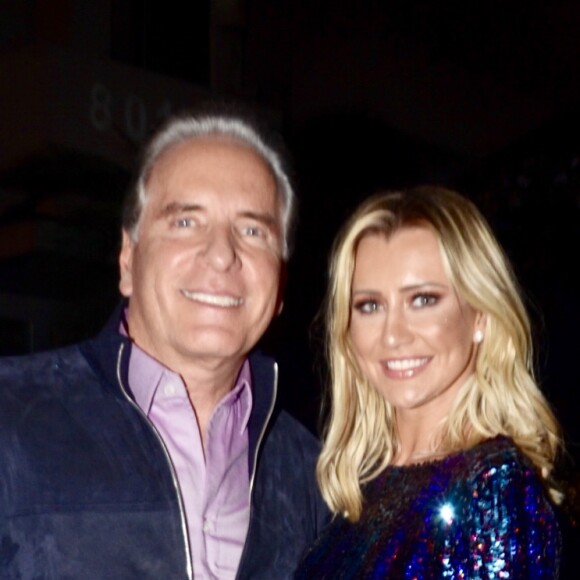 Roberto Justus posa com a mulher, Ana Paula Siebert, em festa de 10 anos da filha Rafaella Justus