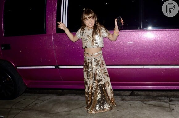 Filha de Ticiane Pinheiro e Roberto Justus, Rafaella chega em uma limousine rosa em sua festa de 10 anos