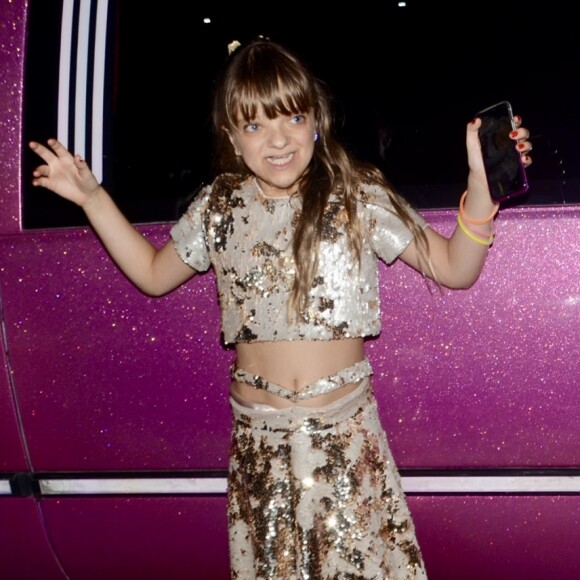 Filha de Ticiane Pinheiro e Roberto Justus, Rafaella chega em uma limousine rosa em sua festa de 10 anos
