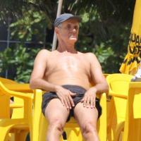 Marcos Caruso relembra os tempos de Leleco e brinca de paparazzo na praia
