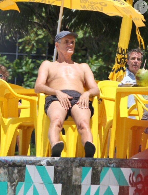 Marcos Caruso relaxa em quiosque do Rio de Janeiro