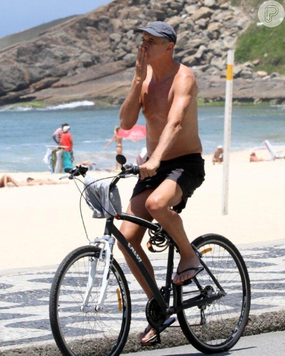 Marcos Caruso manda beijo e pedala no Rio