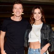 Vera Viel usa look country com cropped em show sertanejo com Rodrigo Faro. Fotos