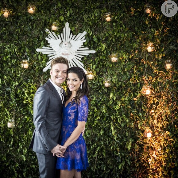 Para o casamento com Michel Teló, Thais Fersoza escolheu um vestido azul de renda, da estilista Lethicia Bronstein