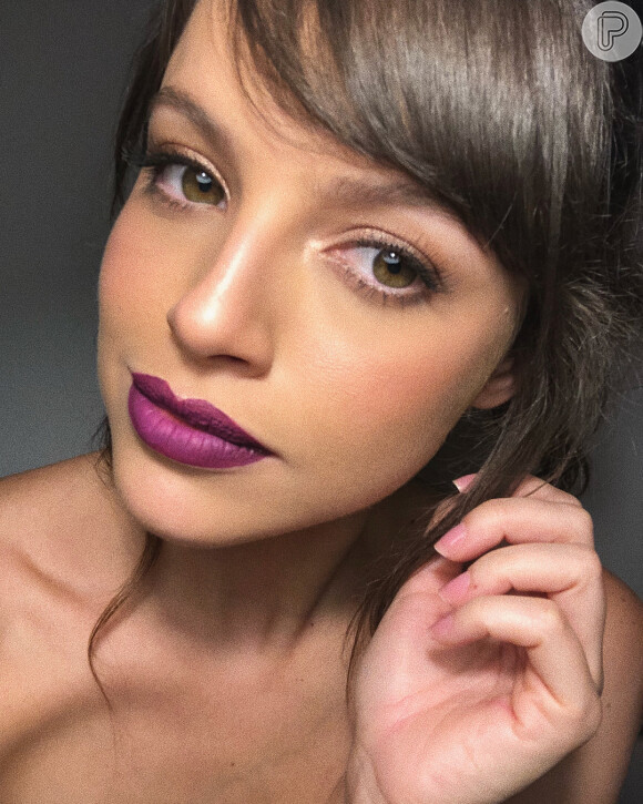 Maquiagem de Agatha Moreira: batom escuro com fundo roxo é ótima opção para quem gosta de cores fortes na make para noite