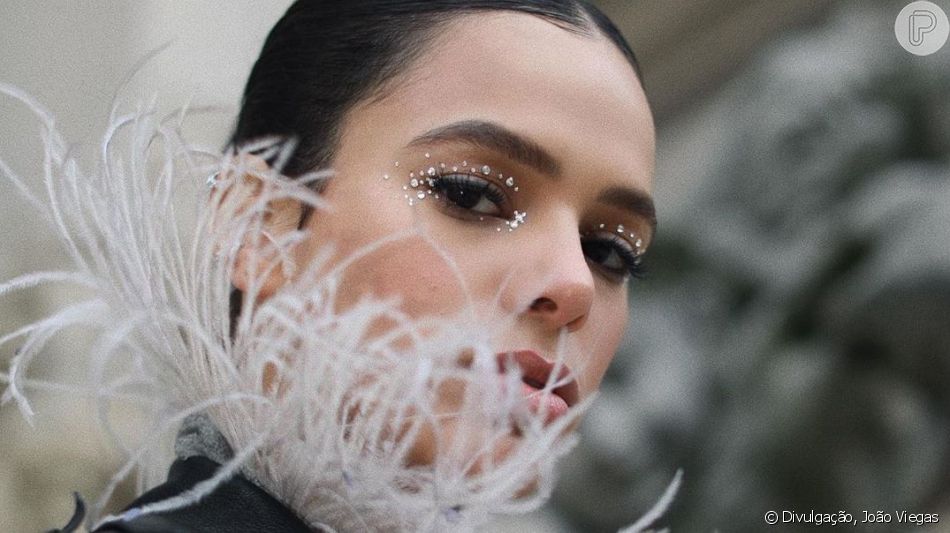 Maquiagem de Bruna Marquezine para inspirar! Atriz tem apostado em pontos de brilhos nos olhos