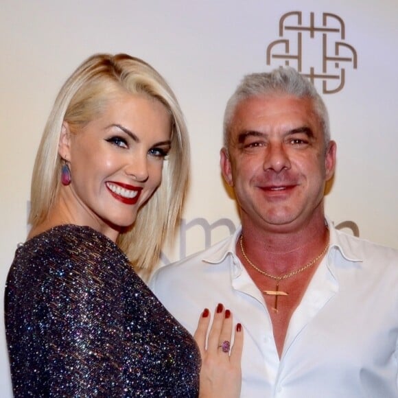 Ana Hickmann posou com marido, Alexandre Corrêa, em evento de beleza