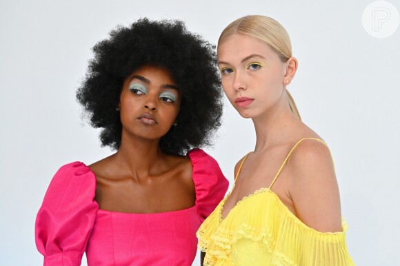 Sombras em tons pastel bem suaves, como azul e amarelo, foram aposta da grife Alice + Olivia na Semana de Moda de Nova York