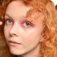 Sombra rosa, delineado branco e estrelas aplicadas abaixo dos olhos formam a maquiagem divertida da grife Anna Sui, que desfilou na Semana de Moda de Nova York