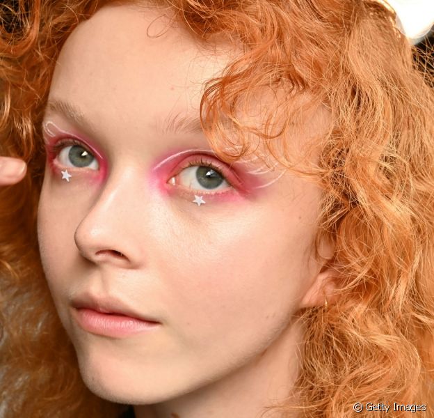 Sombra rosa, delineado branco e estrelas aplicadas abaixo dos olhos formam a maquiagem divertida da grife Anna Sui, que desfilou na Semana de Moda de Nova York