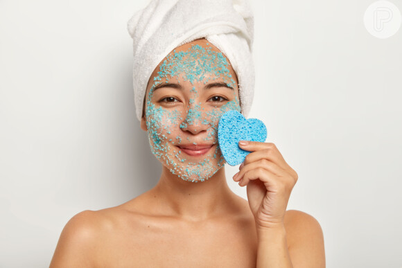 A esponja pode ajudar a potencializar a esfoliação no rosto, deixando a pele mais macia