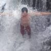 Sergio Guizé publicou foto de banho de cachoeira no Instagram