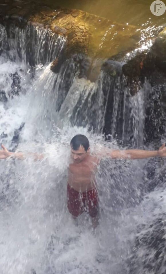 Sergio Guizé publicou foto de banho de cachoeira no Instagram