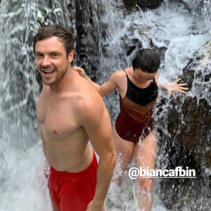 Sergio Guizé curtiu banho de cachoeira com mulher, Bianca Bin, nesta terça-feira, 11 de setembro de 2019