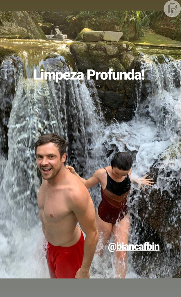 Sergio Guizé curtiu banho de cachoeira com mulher, Bianca Bin, nesta terça-feira, 11 de setembro de 2019