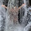 Bianca Bin mostrou foto de banho de cachoeira no Instagram
