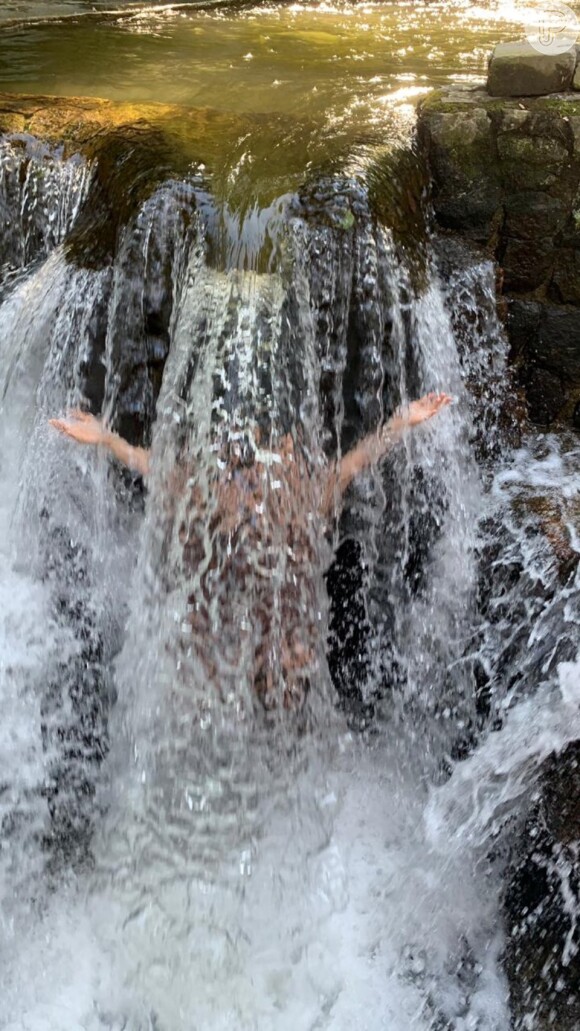 Bianca Bin mostrou foto de banho de cachoeira no Instagram