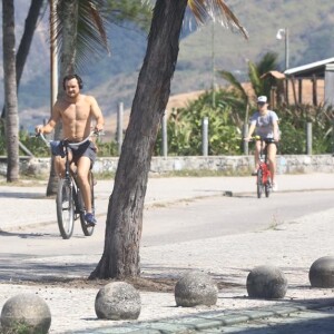 Sergio Guizé foi fotografado pedalando com Bianca Bin em orla carioca