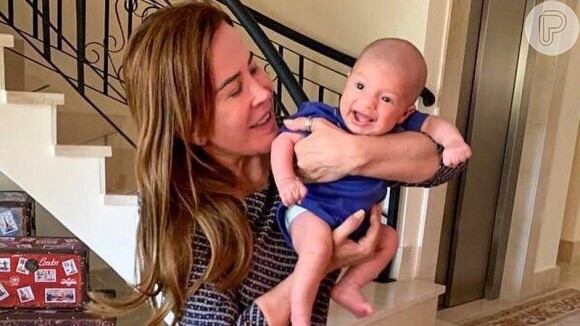 Filho de Camilla Camargo, Joaquim aparece sorridente no colo de Zilu, nesta quarta-feira, dia 11 de setembro de 2019