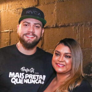 Preta Gil recebe o marido, Rodrigo Godoy, espetáculo de stand up em São Paulo, na noite desta quarta-feira, 11 de setembro de 2019
