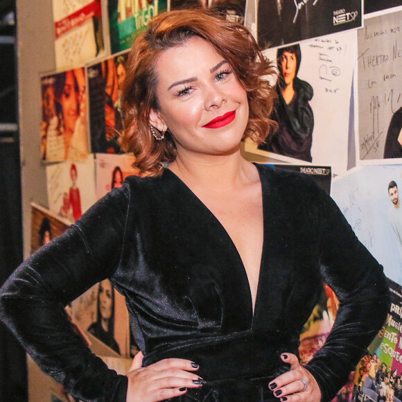 Fernanda Souza aposta em macacão de veludo preto para evento