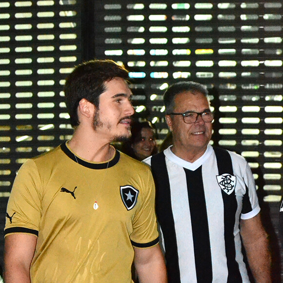 Pai de Juliana Paiva foi clicado ao assistir jogo do Botafogo ao lado da filha, da mulher e de Nicolas Prattes, então namorado da atriz