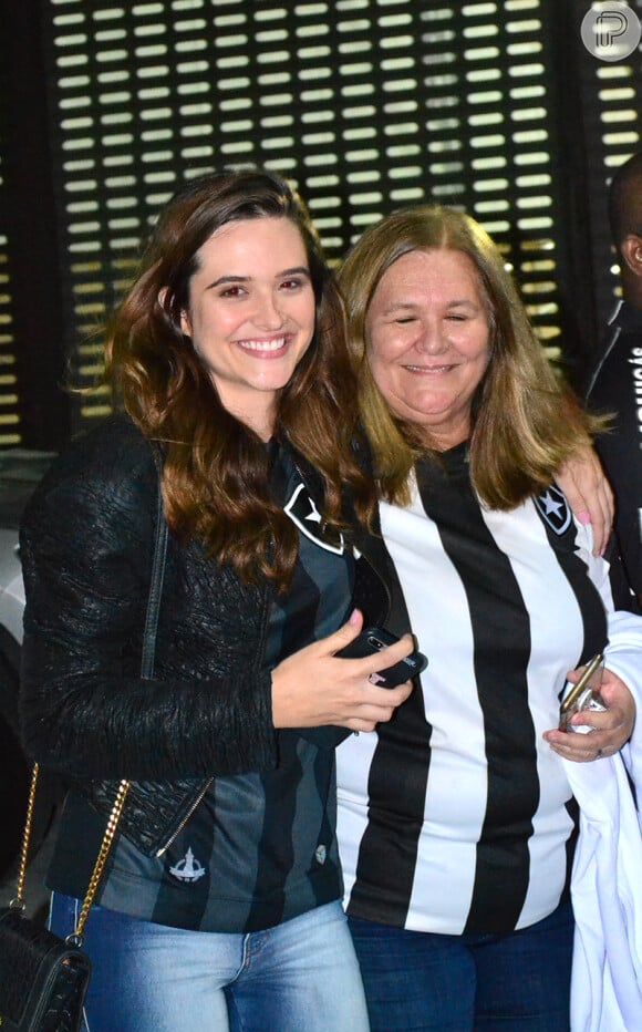 Juliana Paiva foi fotografada com a mãe em dia de jogo do Botafogo, que curtiu com o pai, seu Gilmar
