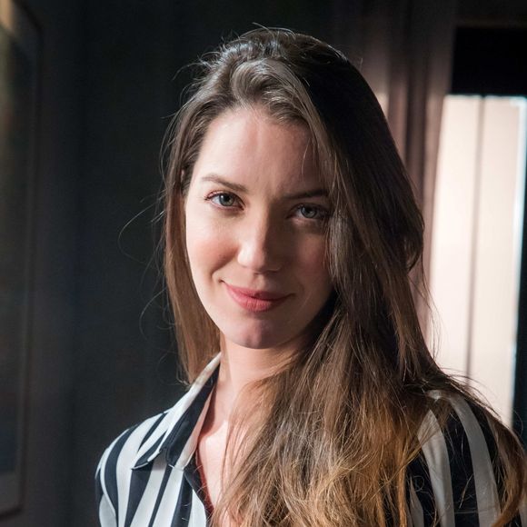 Fabiana (Nathalia Dill) pega todo o dinheiro de Josiane (Agatha Moreira) na novela 'A Dona do Pedaço'