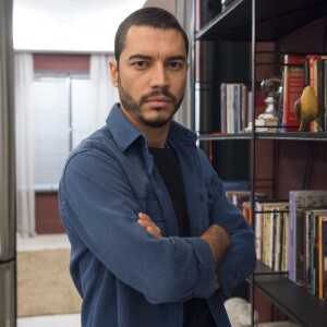 Camilo (Lee Taylor) rasga roupas da Vivi (Paolla Oliveira) na novela 'A Dona do Pedaço'