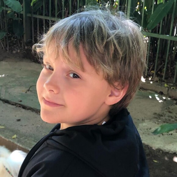 Filho de Neymar e Carol Dantas, Davi Lucca estourou o fofurômetro ao dar beijinho no irmão, Valentin, nascido neste sábado, 14 de setembro de 2019