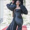 Novela 'A Dona do Pedaço': Vivi Guedes (Paolla Oliveira) combina vestido com capa de 2 metros