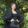 Novela 'A Dona do Pedaço': Vivi Guedes (Paolla Oliveira) chama atenção por usar vestido preto em casamento