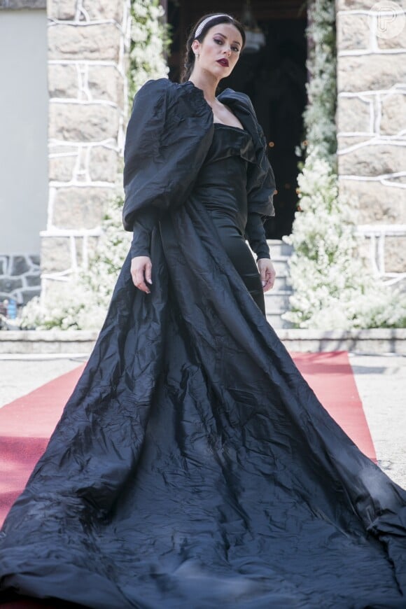 Vivi Guedes entra na igreja com vestido preto para casamento com Camilo nas cenas da novela 'A Dona do Pedaço'