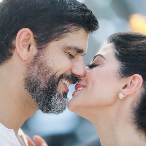 Personagens de Carol Castro e Bruno Cabrerizo se casam na novela 'Órfãos da Terra':