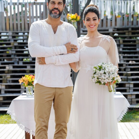 Novela 'Órfãos da Terra': vestido de noiva de personagem de Carol Castro possui uma sobreposição de vestido de tulê para casamento com papel de Bruno Cabrerizo