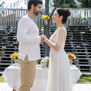 Novela 'Órfãos da Terra': vestido de noiva de personagem de Carol Castro conta com tulê bondado com flores que caem por todo o vestido para casamento com papel de Bruno Cabrerizo