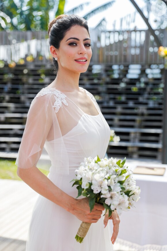Novela 'Órfãos da Terra': vestido de noiva de personagem de Carol Castro tem tela transparente com flores bordadas para casamento com papel de Bruno Cabrerizo