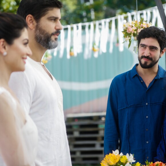 Novela 'Órfãos da Terra': personagem de Carol Castro e de Bruno Cabrerizo realizam cerimônia simples em casamento
