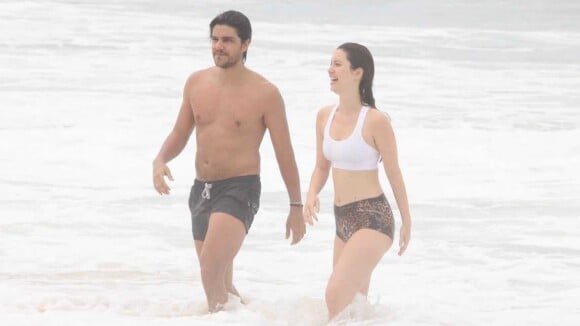 Nathalia Dill e o noivo, Pedro Curvello, jogam vôlei e mergulham em praia do Rio