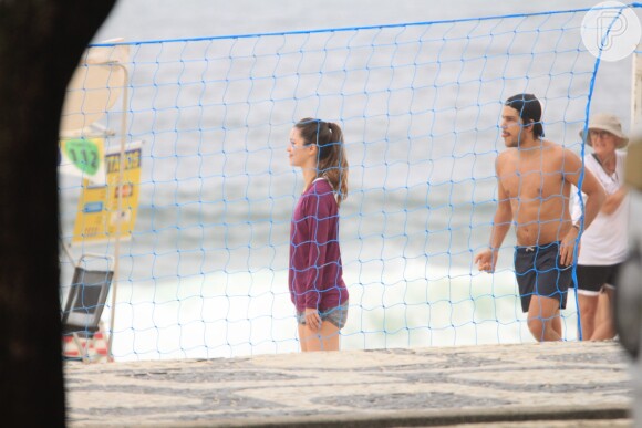 Nathalia Dill e o noivo, Pedro Curvello, praticam vôlei de praia e formam mesmo time